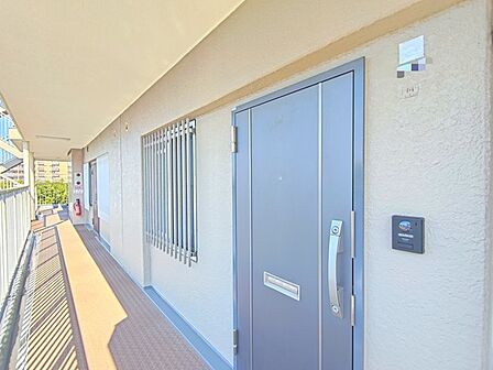 ダブルロック仕様のキレイな玄関ドア。
