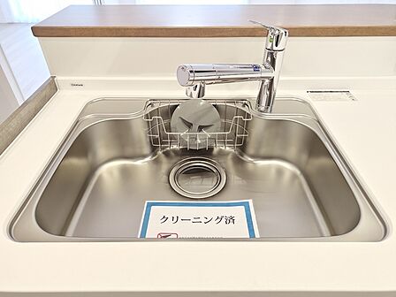 キッチンシンクには、いつでも綺麗なお水が利用できる「浄水機能付き水栓」を装備!