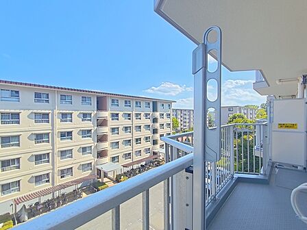 4階でかつ、隣の建物からしっかり間隔が空いている為、開放感があります。
