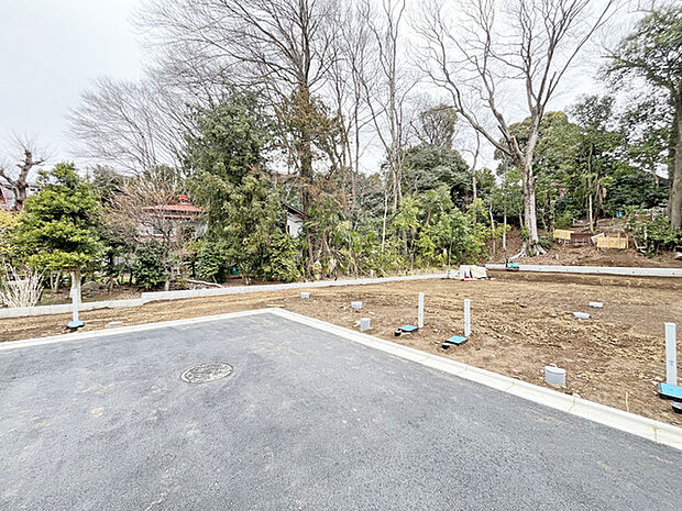 緑豊かな木々に囲まれ、穏やかな時間が流れるかのような住まい。四季折々の自然を感じながら、ゆったりとした日々を育むことができる、そんな心地よい空間が広がっています