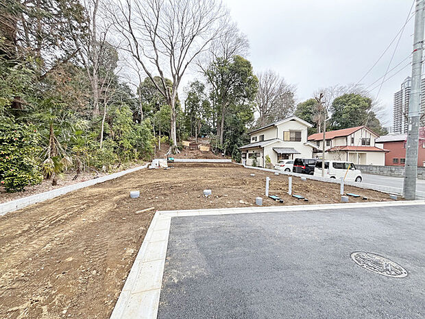 緑豊かな自然に抱かれた、穏やかな趣のある住まい。空と大地、そして木々が織りなす静謐な空間で、心安らぐ日々をお過ごしください