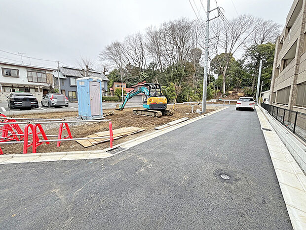 空に広がる開放感と、周囲の緑豊かな景観が調和する、穏やかな暮らしが育まれる住まい