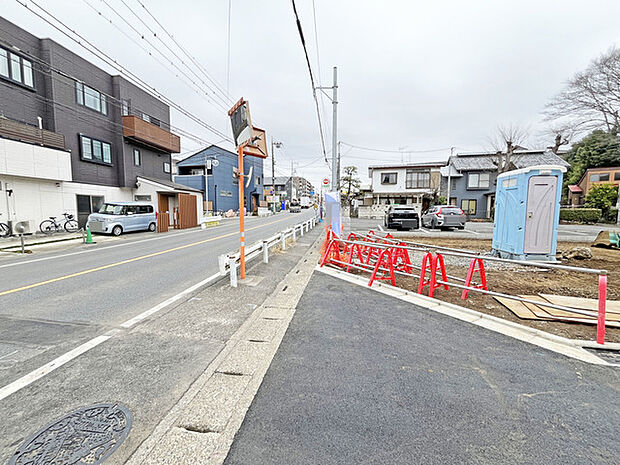 閑静な住宅街に佇む、住まう人の個性を映し出すような外観。周辺には暮らしを彩る緑もあり、穏やかな日常がそこにあります