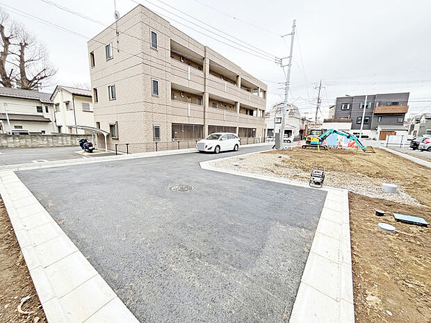 穏やかな街並みに佇み、日々の暮らしに安らぎをもたらす洗練された空間。整然とした周辺環境は、落ち着いた日常を育む心地よい時間を与えてくれます
