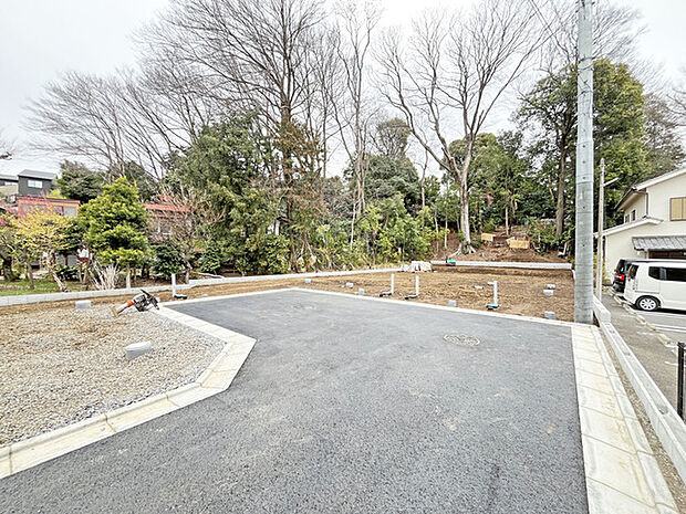 緑豊かな木々に囲まれ、穏やかな時間が流れるこの場所は、自然の息吹を感じながらも、都市の利便性も享受できる魅力的な立地。開放感あふれる空間は、あなただけの理想の暮らしを彩るキャンバスとなるでしょう