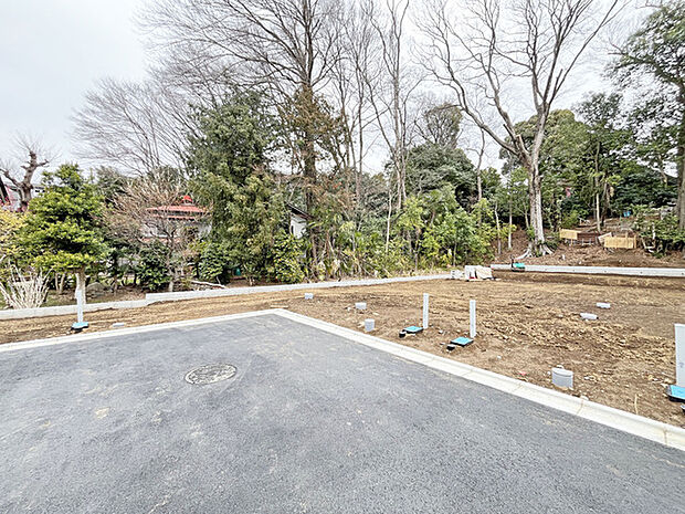 木々の緑に囲まれた、穏やかな日常が始まる予感。季節の移ろいを感じながら、あなただけの心地よい空間を育んでいく