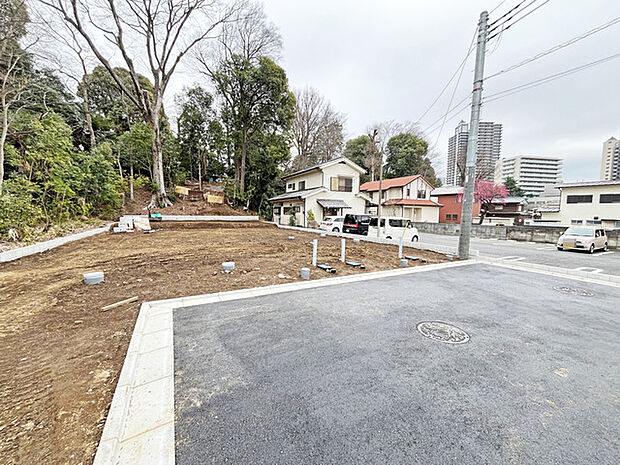 新しい暮らしの始まりを感じさせる、穏やかな環境。広々とした空間に、心地よい風が吹き抜けるかのような、開放感あふれる立地です