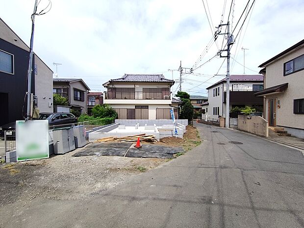 戸建てが立ち並ぶ静かな住宅街。四季折々の移り変わりを感じながら自然と楽しみ、暮らす、そんな毎日を日々の中で感じられる住環境