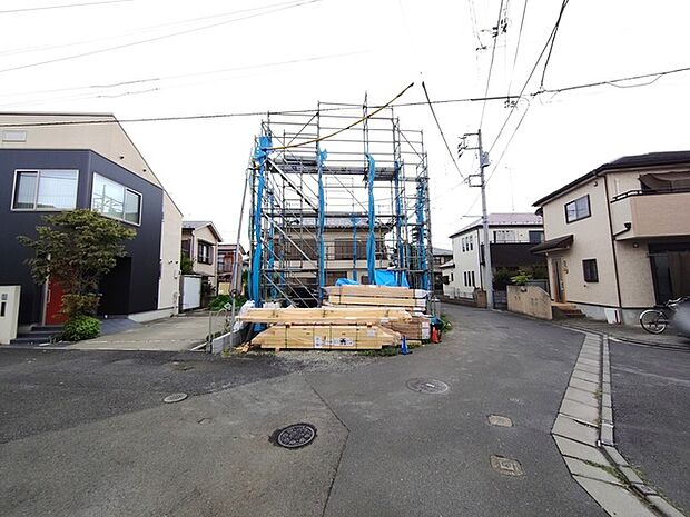 戸建てが立ち並ぶ静かな住宅街。四季折々の移り変わりを感じながら自然と楽しみ、暮らす、そんな毎日を日々の中で感じられる住環境