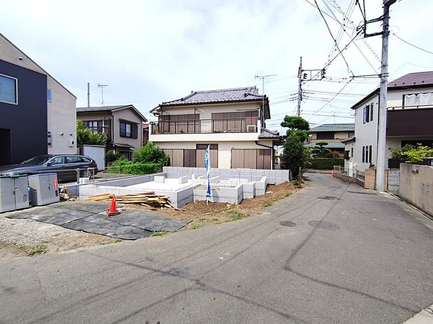 南道路に面しており日中もたくさんの陽が入ります。風通りや周辺環境など実際に現地にてご確認ください。