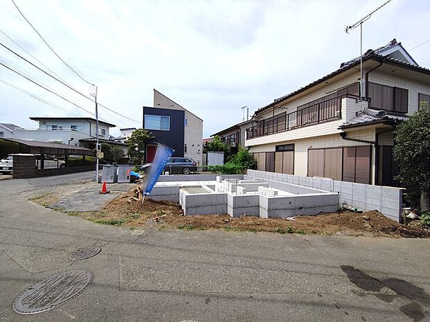 南道路に面しており日中もたくさんの陽が入ります。風通りや周辺環境など実際に現地にてご確認ください。