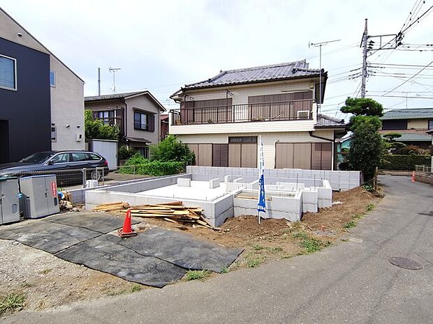 戸建てが立ち並ぶ静かな住宅街。四季折々の移り変わりを感じながら自然と楽しみ、暮らす、そんな毎日を日々の中で感じられる住環境