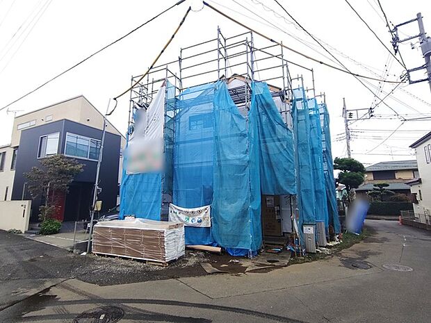戸建てが立ち並ぶ静かな住宅街。四季折々の移り変わりを感じながら自然と楽しみ、暮らす、そんな毎日を日々の中で感じられる住環境