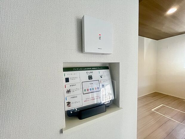 録画機能もあり、どのような人が何時に来訪されたのかが分かります。防犯上はもちろん、お届け物などの把握にも便利です。ライトが付いているので、夜間でも安心です。