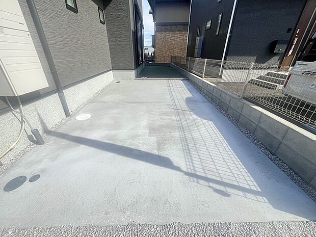 カースペースは1台駐車できます。車庫の出し入れのしやすさなど、実際に現地にてご確認ください。