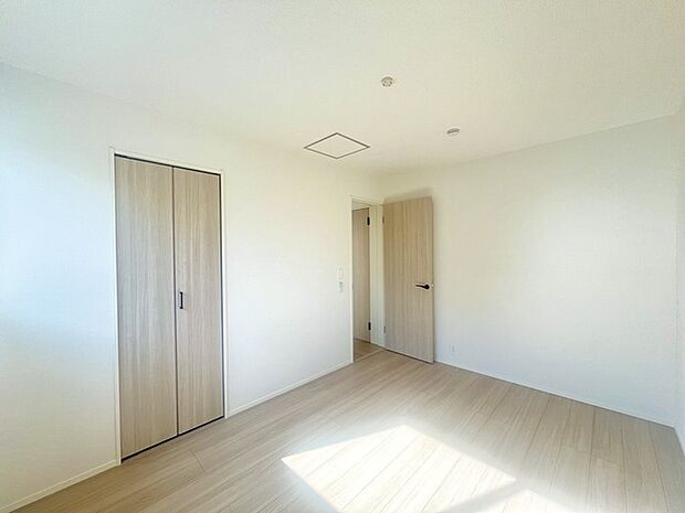大きな開口部から明るい光が差し込む、日中の室内の明るさがこの部屋の魅力です。