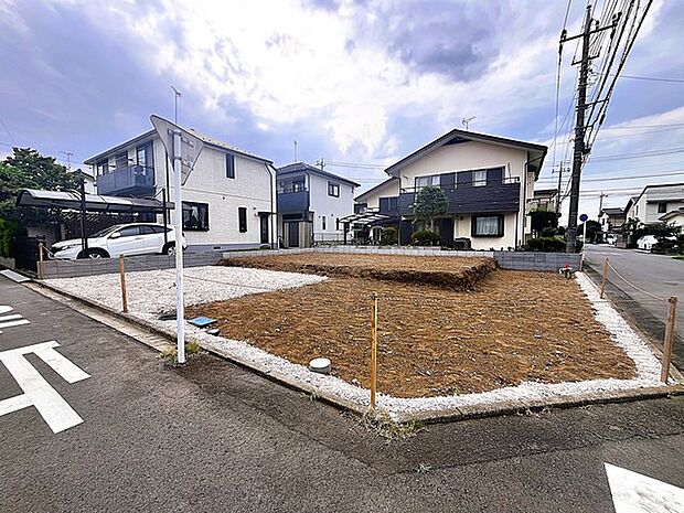 戸建てが立ち並ぶ静かな住宅街。四季折々の移り変わりを感じながら自然と楽しみ、暮らす、そんな毎日を日々の中で感じられる住環境 