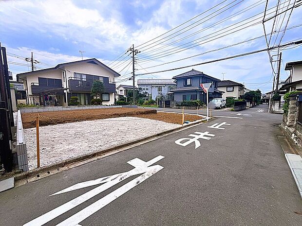 周辺の住宅と調和する穏やかな街並みに位置し、日々の生活を静かに育んでいける落ち着いた環境が整っています