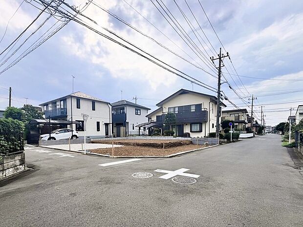 6mと4m幅員の道路の角地に面しておりお車の運転が苦手な方でも安心して出入りいただけます。
