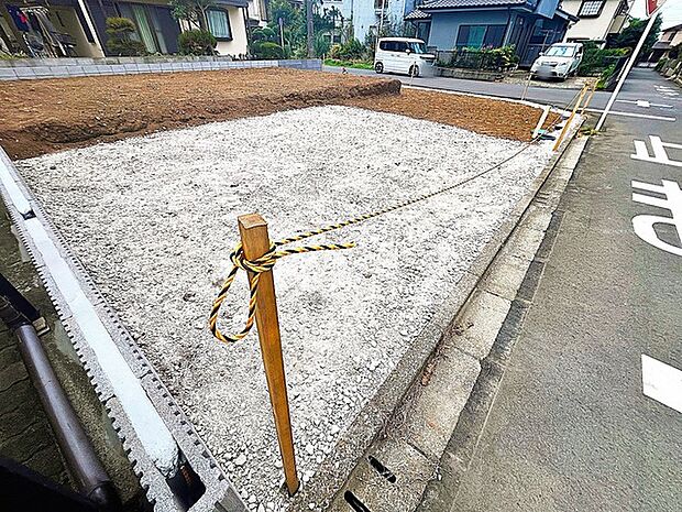 前面道路は広く、駐車がしやすいです。駐車スペース3台分ございます。