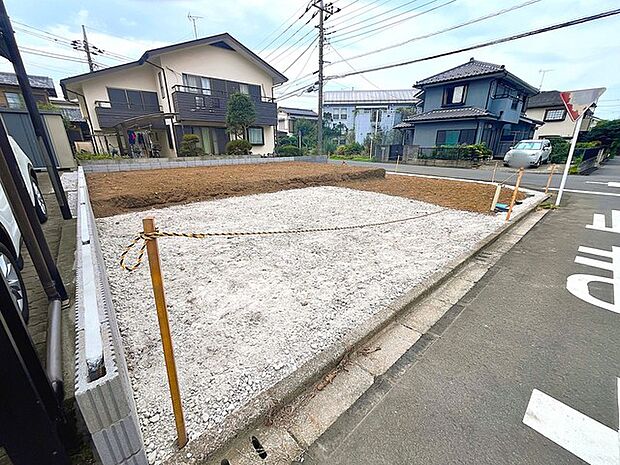 セカンドカーや来客時にも便利なカースペース3台分ございます。