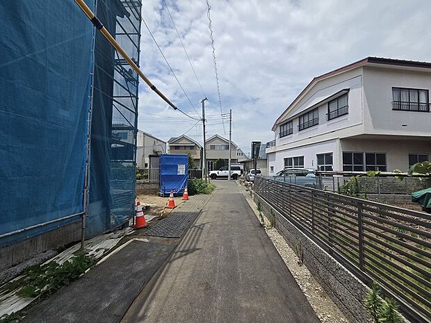 戸建てが立ち並ぶ静かな住宅街。四季折々の移り変わりを感じながら自然と楽しみ、暮らす、そんな毎日を日々の中で感じられる住環境 