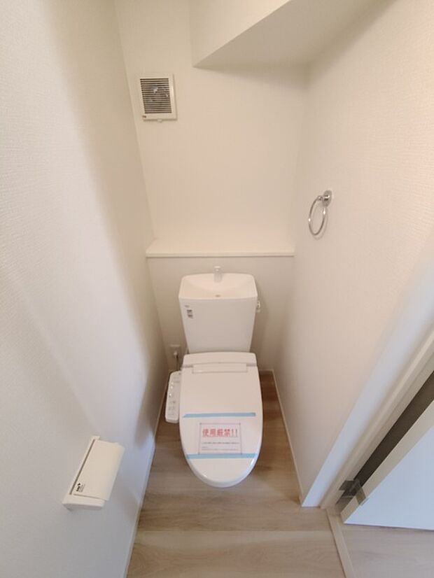 1階トイレ ウォシュレット機能付きのトイレ。