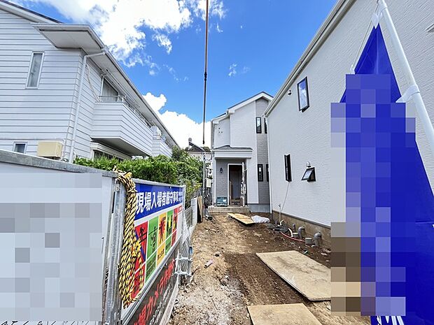 通りから入ったプライベート空間で落ち着いた雰囲気でお住いになる。敷地部分でお子様の遊ぶスペースや駐車スペースに活用できます。