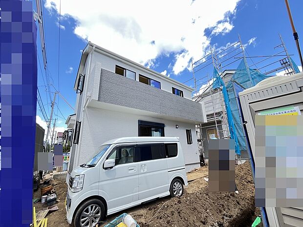 陽ざしが差込む明るいバルコニー。奥行きのあるバルコニーはお洗濯時に助かります。