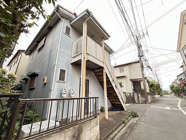 閑静な住宅街に佇む、落ち着いた佇まいの建物。周辺環境と調和した穏やかな日常がここから始まります