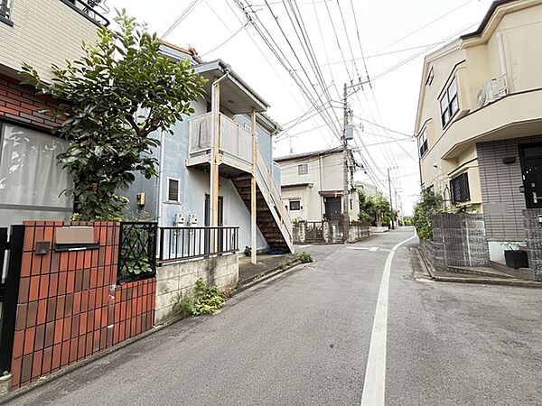 周辺には建物が程よく調和し、住まう人の心に落ち着きをもたらす心地よい雰囲気が広がっています