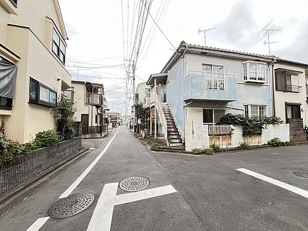 周囲と調和した親しみやすい佇まい。程よい静けさと日常の利便性がバランスよく共存する環境です
