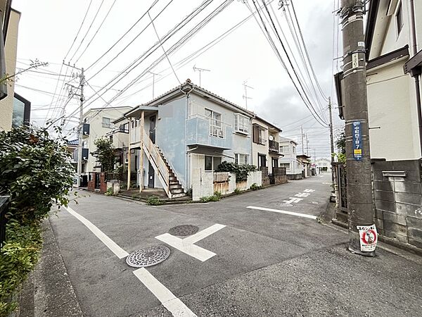 角地に位置し、通りからの視界が広がる開放的な立地。周囲と調和する穏やかな街並みが魅力です