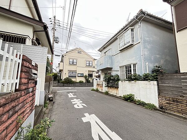 静かな時間が流れる、落ち着いた佇まいの住宅街。日々の暮らしに安らぎを感じられる穏やかな環境です