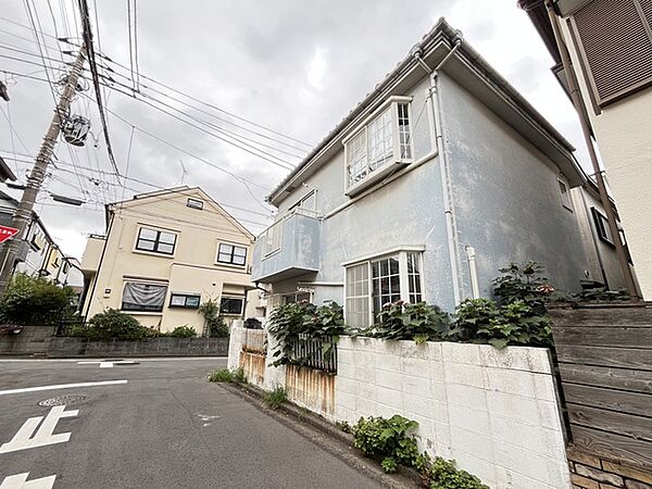 戸建てが立ち並ぶ静かな住宅街。四季折々の移り変わりを感じながら自然と楽しみ、暮らす、そんな毎日を日々の中で感じられる住環境
