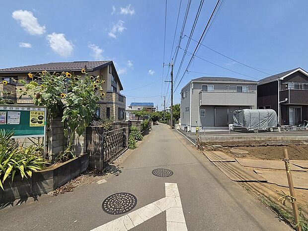戸建てが立ち並ぶ静かな住宅街。四季折々の移り変わりを感じながら自然と楽しみ、暮らす、そんな毎日を日々の中で感じられる住環境