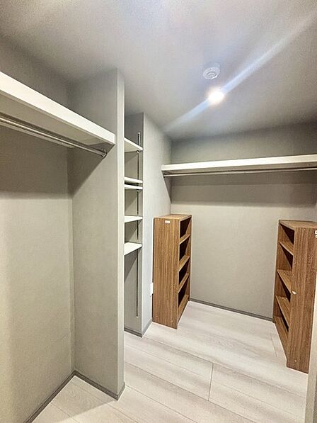 廊下からもお部屋からも出入りできます。収納で悩む時間をなくしたい。家族の衣服が多くても頼もしいWIC（ウォークインクローゼット） 