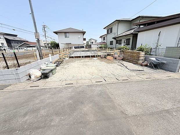 セカンドカーや来客時にも便利なカースペース2台分ございます。 