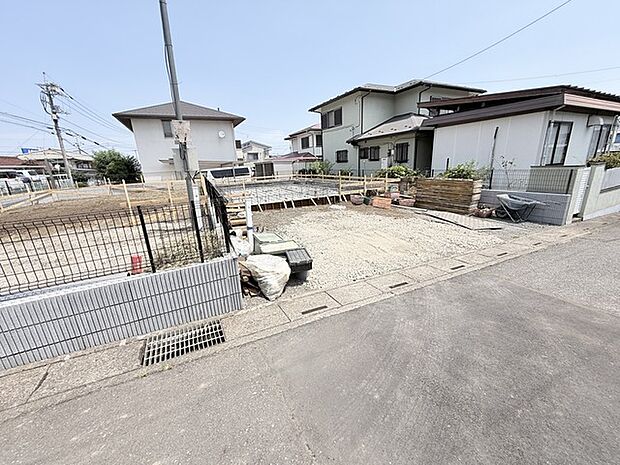 戸建てが立ち並ぶ静かな住宅街。四季折々の移り変わりを感じながら自然と楽しみ、暮らす、そんな毎日を日々の中で感じられる住環境