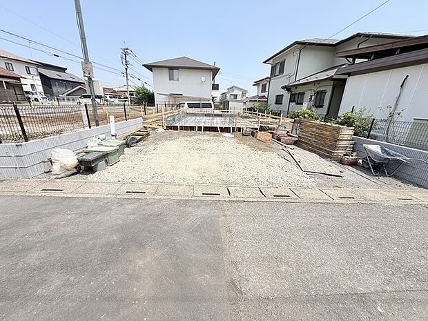 セカンドカーや来客時にも便利なカースペース2台分ございます。 