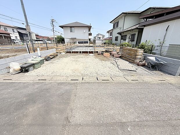 南道路に面しており日中もたくさんの陽が入ります。風通りや周辺環境など実際に現地にてご確認ください。
