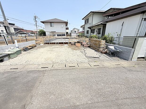 戸建てが立ち並ぶ静かな住宅街。四季折々の移り変わりを感じながら自然と楽しみ、暮らす、そんな毎日を日々の中で感じられる住環境