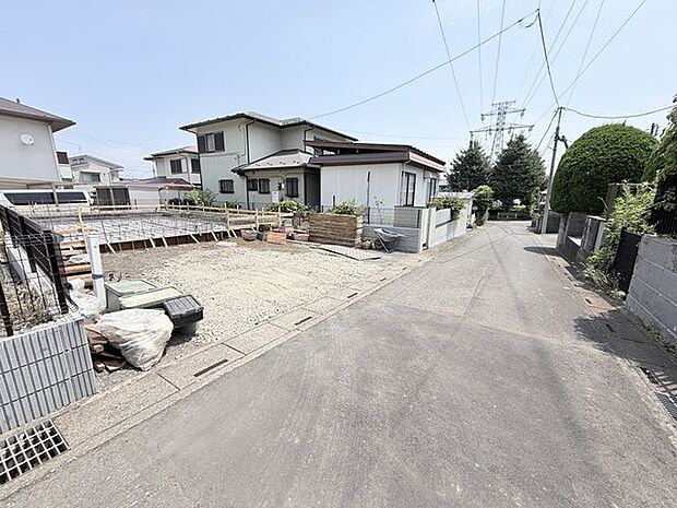 セカンドカーや来客時にも便利なカースペース2台分ございます。 