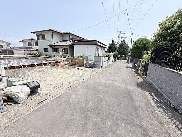 戸建てが立ち並ぶ静かな住宅街。四季折々の移り変わりを感じながら自然と楽しみ、暮らす、そんな毎日を日々の中で感じられる住環境 