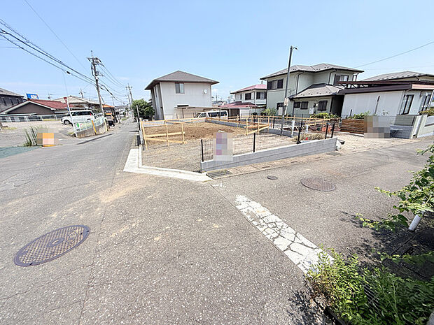 戸建てが立ち並ぶ静かな住宅街。四季折々の移り変わりを感じながら自然と楽しみ、暮らす、そんな毎日を日々の中で感じられる住環境