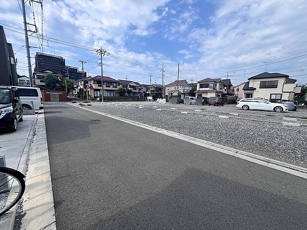 戸建てが立ち並ぶ静かな住宅街。四季折々の移り変わりを感じながら自然と楽しみ、暮らす、そんな毎日を日々の中で感じられる住環境
