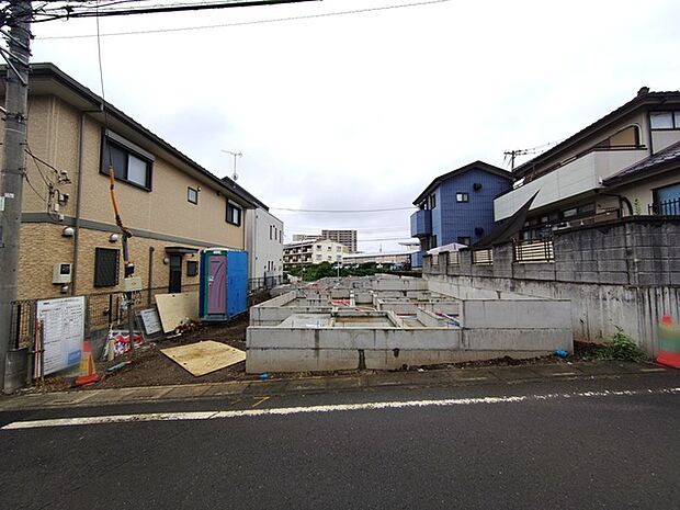 戸建てが立ち並ぶ静かな住宅街。四季折々の移り変わりを感じながら自然と楽しみ、暮らす、そんな毎日を日々の中で感じられる住環境