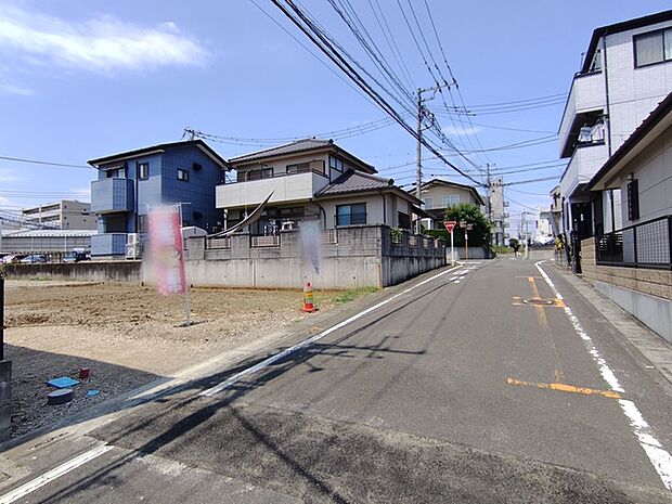 6m幅員の道路に面しておりお車の運転が苦手な方でも安心して出入りいただけます。