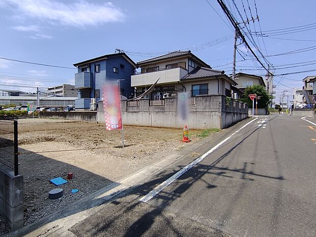 6m幅員の道路に面しておりお車の運転が苦手な方でも安心して出入りいただけます。