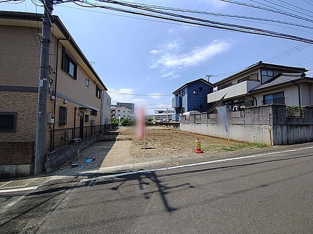 戸建てが立ち並ぶ静かな住宅街。四季折々の移り変わりを感じながら自然と楽しみ、暮らす、そんな毎日を日々の中で感じられる住環境